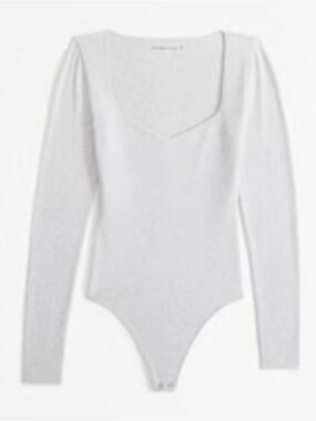 Abercrombie Long-Sleeve Sweetheart Bodysuit in Light Grey - Size Small